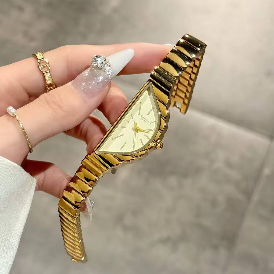 ساعة فرنسية فاخرة بسوار ذهبي أنيق